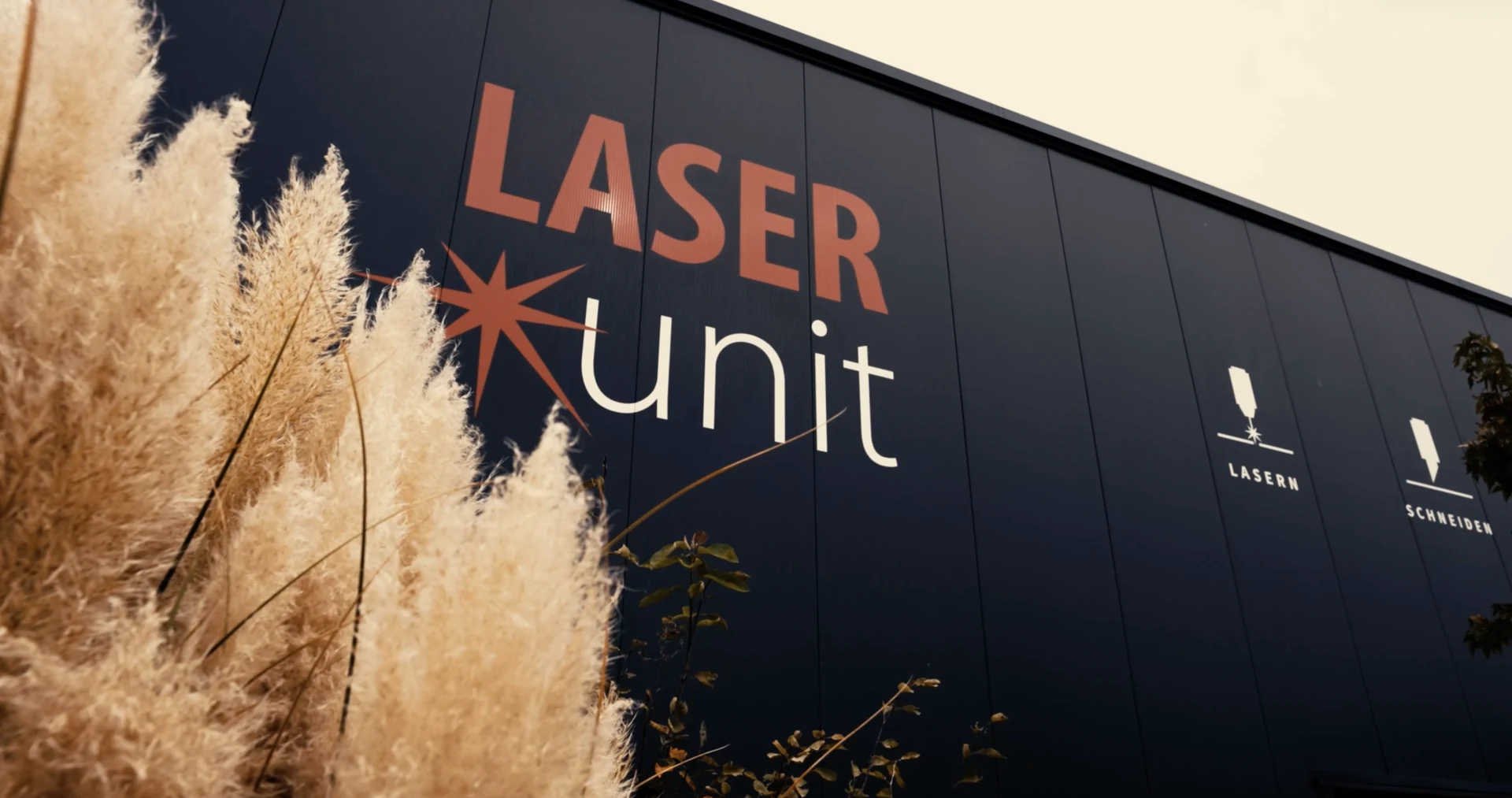 LASERunit – Fassade und Firmenlogo