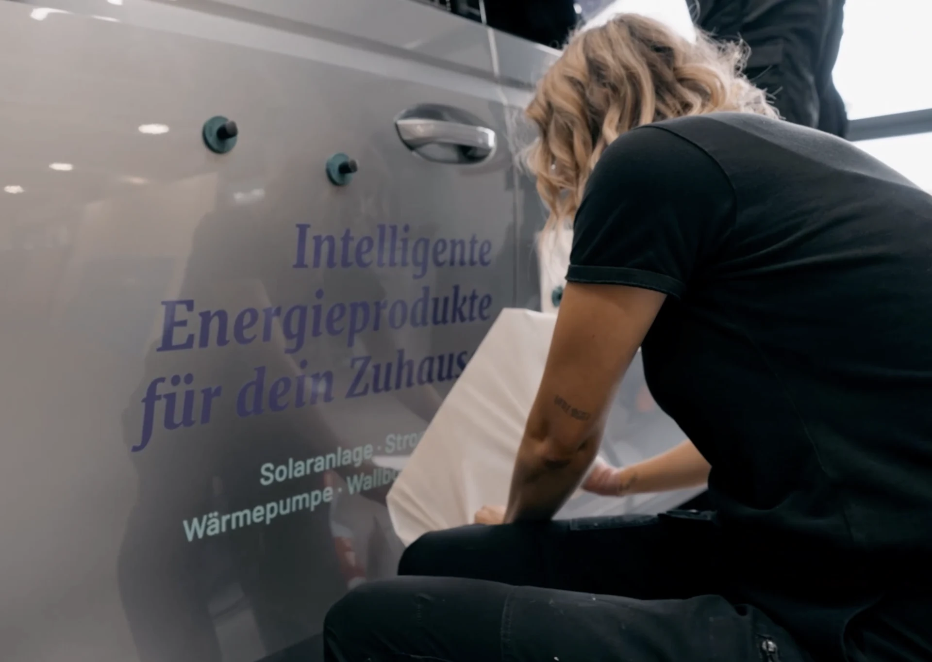 Anbringen der Beschriftung am Fahrzeug